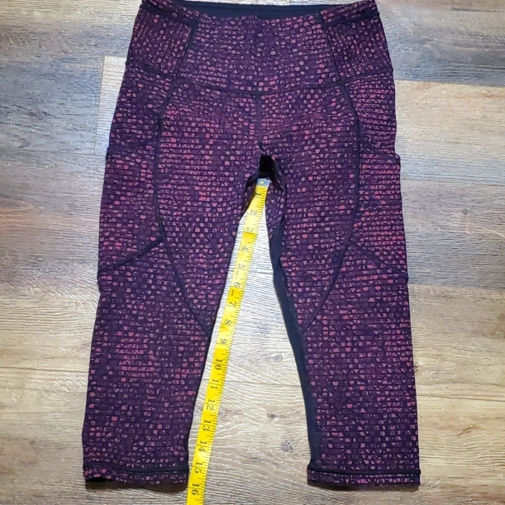 Lululemon Capri workout legging with mesh window on calf purple black pockets